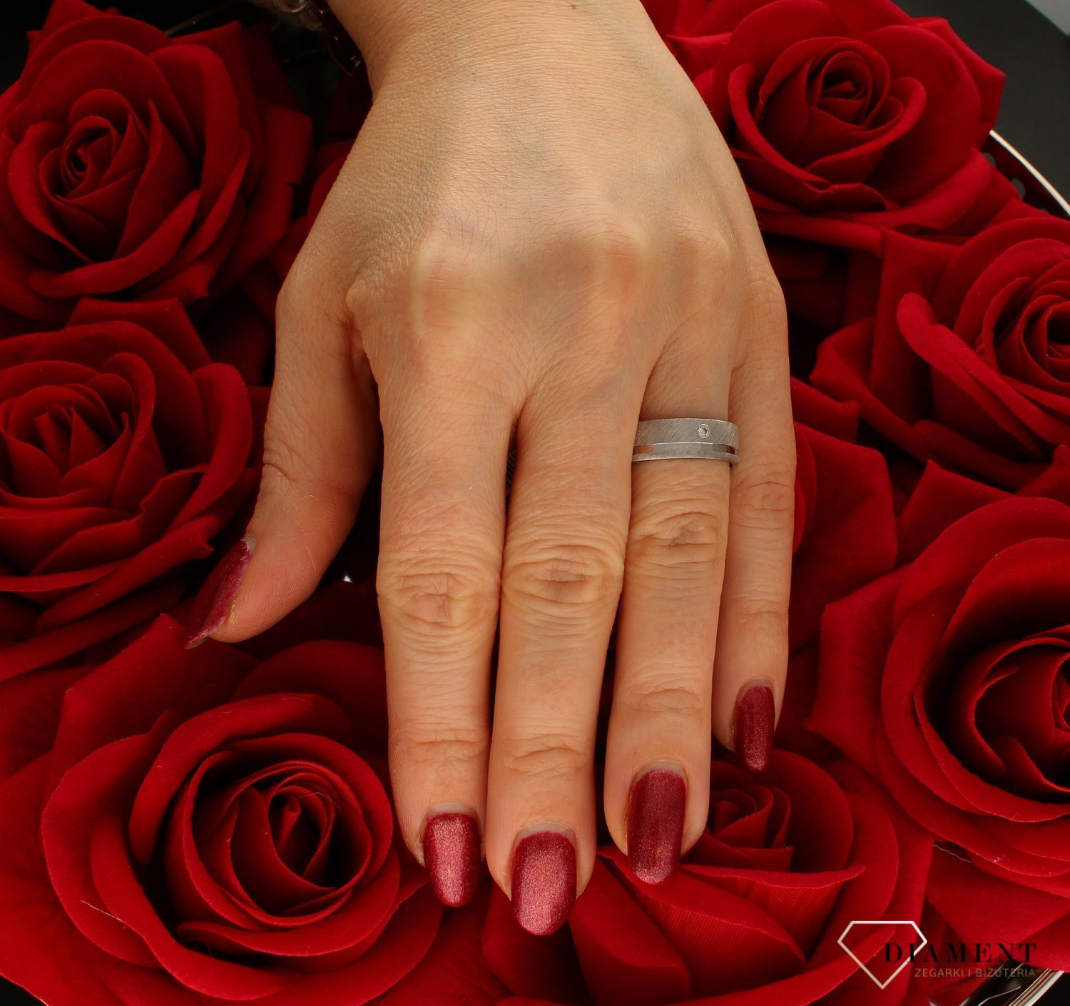 Złota obrączka płaska satynowa z cyrkonią 6mm – Elegancja, blask i styl  Rozmiar 16.jpg